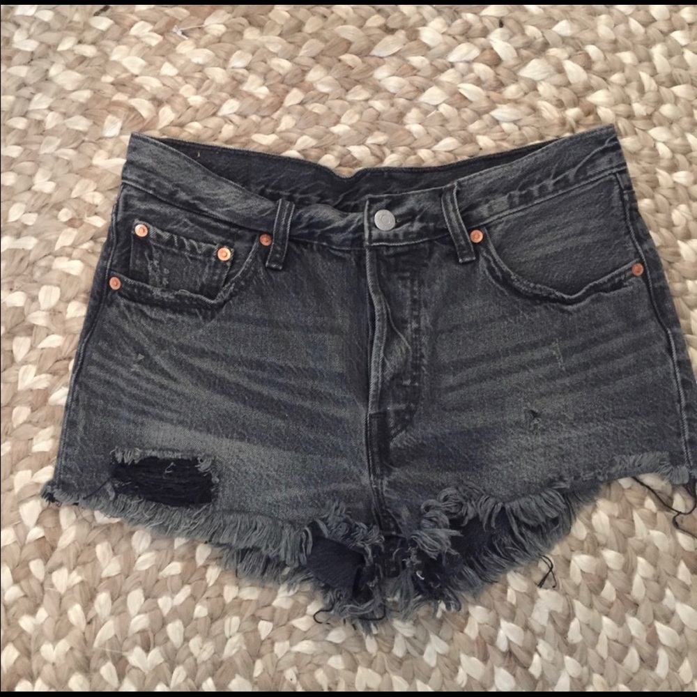 Black Levi’s cut off shorts